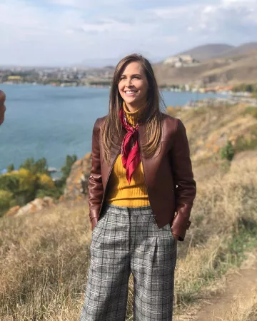 Le pantacourt gris,large, taille haute à carreaux de Ophélie Meunier sur le compte Instagram de @opheliemeunier
