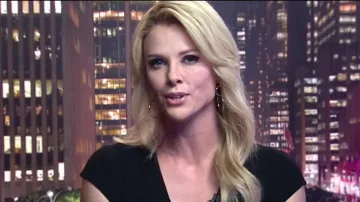 The earrings have three rings of Megyn Kelly (Charlize Theron) in Scandal