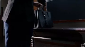 Prada Black Double Bag grande usado por Michaela Pratt (Aja Naomi King) en How to Get Away with Murder Temporada 6 Episodio 3