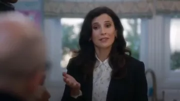 Teoría Camisa recta de puntos de seda blanca usada por Delia (Michaela Watkins) en The Unicorn Temporada 1 Episodio 4