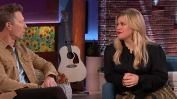 Saint Laurent Black Pussy-Bow Blusa usada por Kelly Clarkson en The Kelly Clarkson Show 17 de octubre de 2019