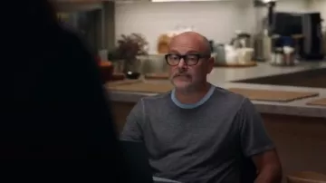Gap Grey Burnout Ringer Crewneck Camiseta usada por Forrest (Rob Corddry) en The Unicorn Temporada 1 Episodio 4