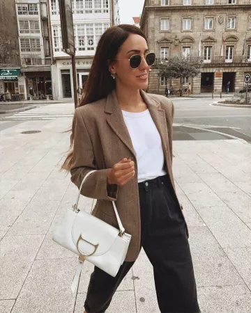 Bag­gy Black Jeans of Ana Rey on the Instagram account @dorytrendy