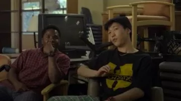 La bravoure des Hommes Noirs du Wu-Tang Clan en Détresse Logo T-Shirt porté par Takumi Hikohito (Jay Lee) dans la Recherche de l'Alaska Saison 1 Épisode 1