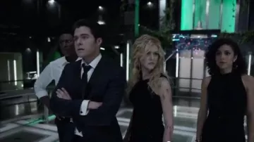 Jamais Nouveau Noir Brillant Tordre le Cou de la Robe portée par Mia Smoak (Katherine McNamara) dans Arrow Saison 08 Episode 01