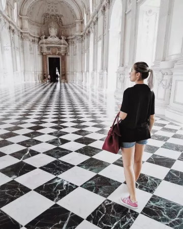 Camiseta con mangas abiertas en negro de Arianna en la cuenta de Instagram @ariannatavaglione