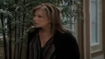 Rebecca Minkoff Triangle d'Enfilage de boucle d'Oreille portées par Alexis Davis (Nancy Lee Grahn), comme on le voit sur l'Hôpital Général le 15 octobre 2019