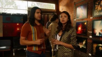 Urban Outfitters Rayée Button Down Polo porté par Cisco Ramon (Carlos Valdes) dans le Flash de La Saison 06 Episode 02