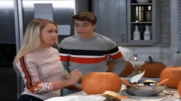 Gratuitement les Gens passer en Crochet Garniture Thermique Haut porté par Josslyn Jacks (Eden McCoy) comme on le voit sur l'Hôpital Général le 15 octobre 2019