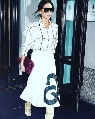 Victoria Beckham paillettes évasée en crêpe de midi jupe portée par Victoria Beckham, La Marque de l'Hôtel, le 18 octobre 2019