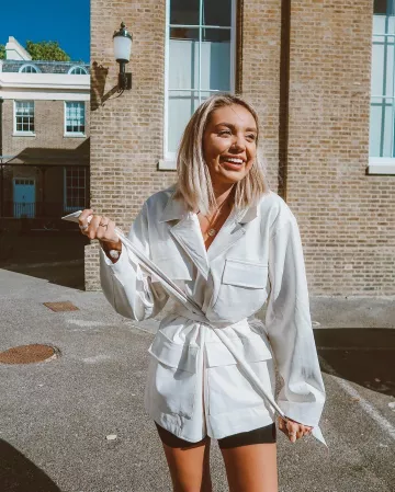 White leather jacket of Lauren Louise on the Instagram account @laaurenlouisee