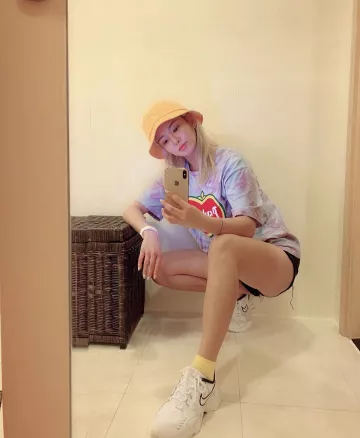 Blanc baskets nike de Hyoyeon sur l'Instagram account @hyoyeon_x_x