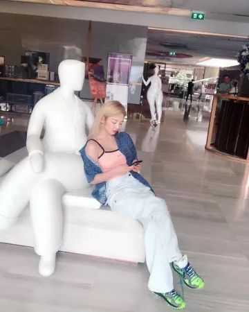 Nike Off-Blanc zoom terra kiger 5 faux daim et mesh baskets portées par Hyoyeon sur l'Instagram account @hyoyeon_x_x