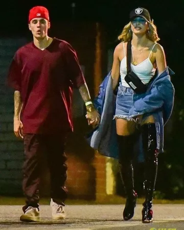 Stuart Weitzman shiloh bottes portées par Hailey Baldwin Avec Kelia Moniz 19 octobre 2019