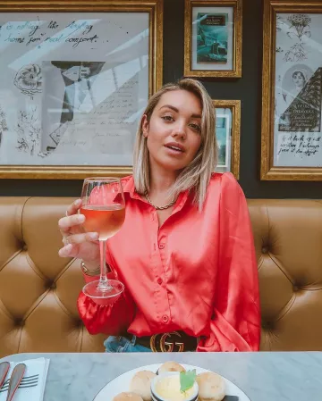 Red silk shirt of Lauren Louise on the Instagram account @laaurenlouisee