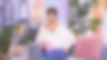 The cashmere sweater V-neck with studs of Faustine Bollaert in It starts today the 21.10.2019