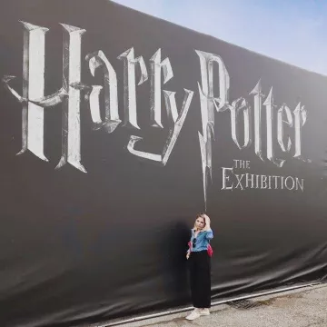 Camisa de mezclilla azul de Arianna en la cuenta de Instagram @ariannatavaglione