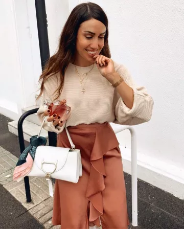 Name neck­lace worn by Ana Rey on the Instagram account @dorytrendy
