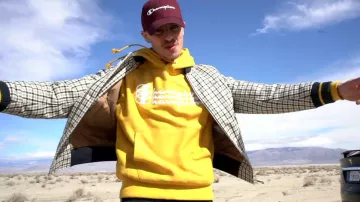 Le sweat jaune avec triple logo champion brodés porté par PRIME dans son clip TOUT DONNER