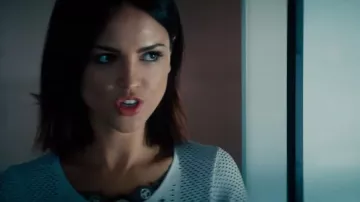 Perfored haut blanc porté par (Eiza González) dans injectés de sang