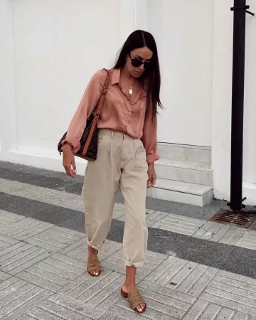 Blush Pink Satin Shirt of Ana Rey on the Instagram account @dorytrendy