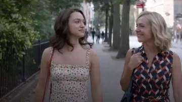 La réforme à volants imprimé fruits imprimé midi habit porté par Cara Bloom (Violet Beane) en Dieu Me demande d'ami de la Saison 02 Episode 04
