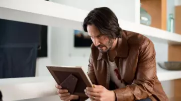 The brown leather jacket John Wick (Keanu Reeves) in John Wick