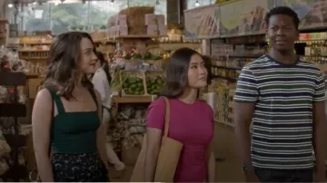 Teoría de la camiseta rosa de manga corta usada por Joy (Jessica Lu) en God Friended Me Temporada 02 Episodio 04