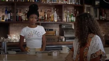 Madewell x Amor humano de color arco iris a todas las camisetas de manga corta usadas por Ali Finer (Javicia Leslie) en God Friended Me Temporada 02 Episodio 04