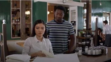 Camiseta a rayas verdes y azules de J.Crew usada por Miles Finer (Brandon Micheal Hall) en God Friended Me Temporada 02 Episodio 04