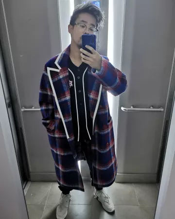 La chaqueta a cuadros azul de Sakor Ros en su cuenta de Instagram @sakorlrb