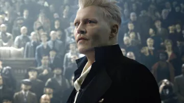 The holding of Grindelwald (Johnny Depp) in The fantastic animals : The crimes of Grindelwald