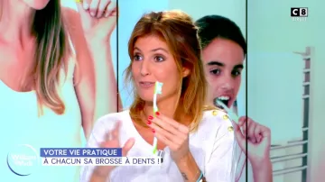 The sweater ivory thin knit cut loose and buttoned by four golden buttons of Caroline Ithurbide in William at noon the 21.10.2019