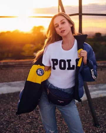 Down jacket reversible blue black and yellow Ester Expósito on the account Instagram of @esterexpositoitalia