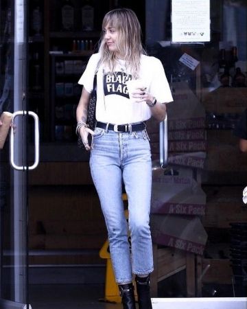 Gianni Versace en cuir noir de la goupille de sécurité de la ceinture porté par Miley Cyrus Avec Cody Simpson 19 octobre 2019