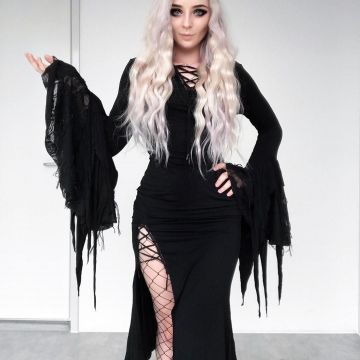 La robe de sorcière noire portée par Marianne sur le compte Instagram de @monsterribbon 