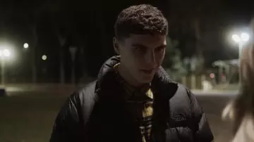 La doudoune noire The North Face portée par Damiano (Riccardo Mandolini) dans Baby (S02E02)