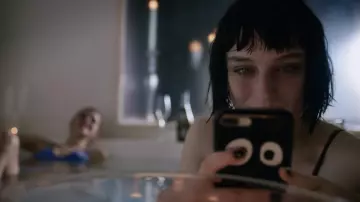 Ludovica (Alice Pagani) Jack Spade Black Eye Phone Case en bebé (S02E03)