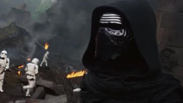 La réplique du casque de Kylo Ren (Adam Driver) dans Star Wars : Le Réveil de la Force