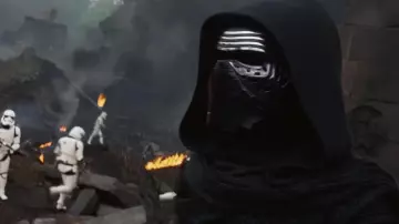 La réplique du casque de Kylo Ren (Adam Driver) dans Star Wars : Le Réveil de la Force