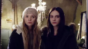 The beanie beige wool Vera (Taylor Hickson) in Ghostland