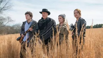 La chemise bleue à boutons blancs de Columbus (Jesse Eisenberg) dans Retour à Zombieland