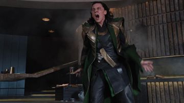 La réplica del atuendo y la capa de Loki (Tom Hiddleston) en Avengers