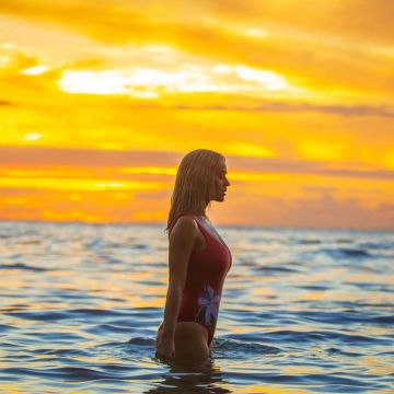 The red bathing suit with flowers for Katy Perry on her account Instagram @katyperry