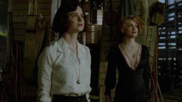 The collar of Tina Goldstein (Katherine Waterston) in fantastic animals