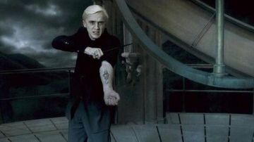 The tatoutage of the black mark on Draco Malfoy (Tom Felton) in Harry Potter and the Deathly hallows : part 2