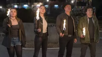 The leather biker jacket Wichita (Emma Stone) in Back to Zombieland