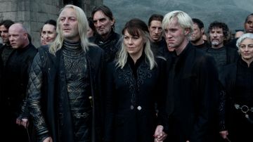 The holding of Narcissa Malfoy (Helen McCrory) in Harry Potter and the Deathly hallows : part 2