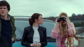 The pink jacket faux fur of Little Rock (Abigail Breslin) in Back to Zombieland