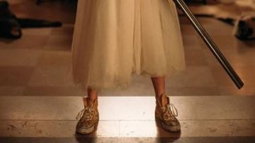 The pair of Converse yellow of Grace (Samara Weaving) in Wedding Nightmare